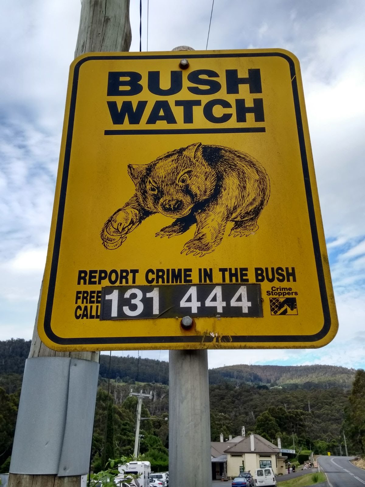 Segnale stradale australiano "Bush Watch" con vombato