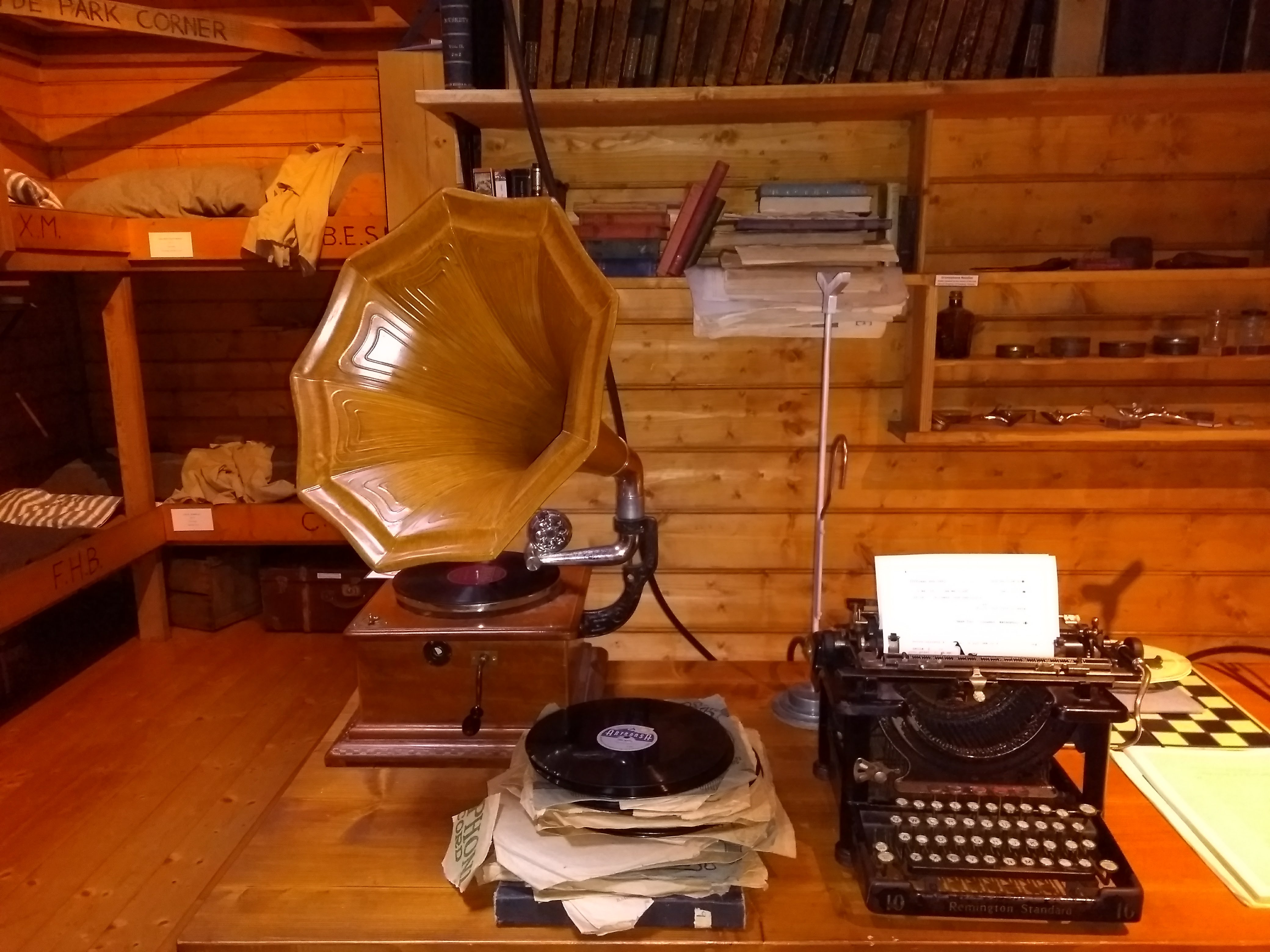 Vecchio grammofono, dischi, macchina da scrivere