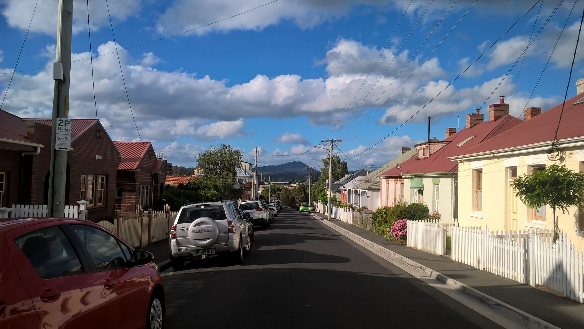 Una stradina di Hobart con cielo azzurro e nuvole