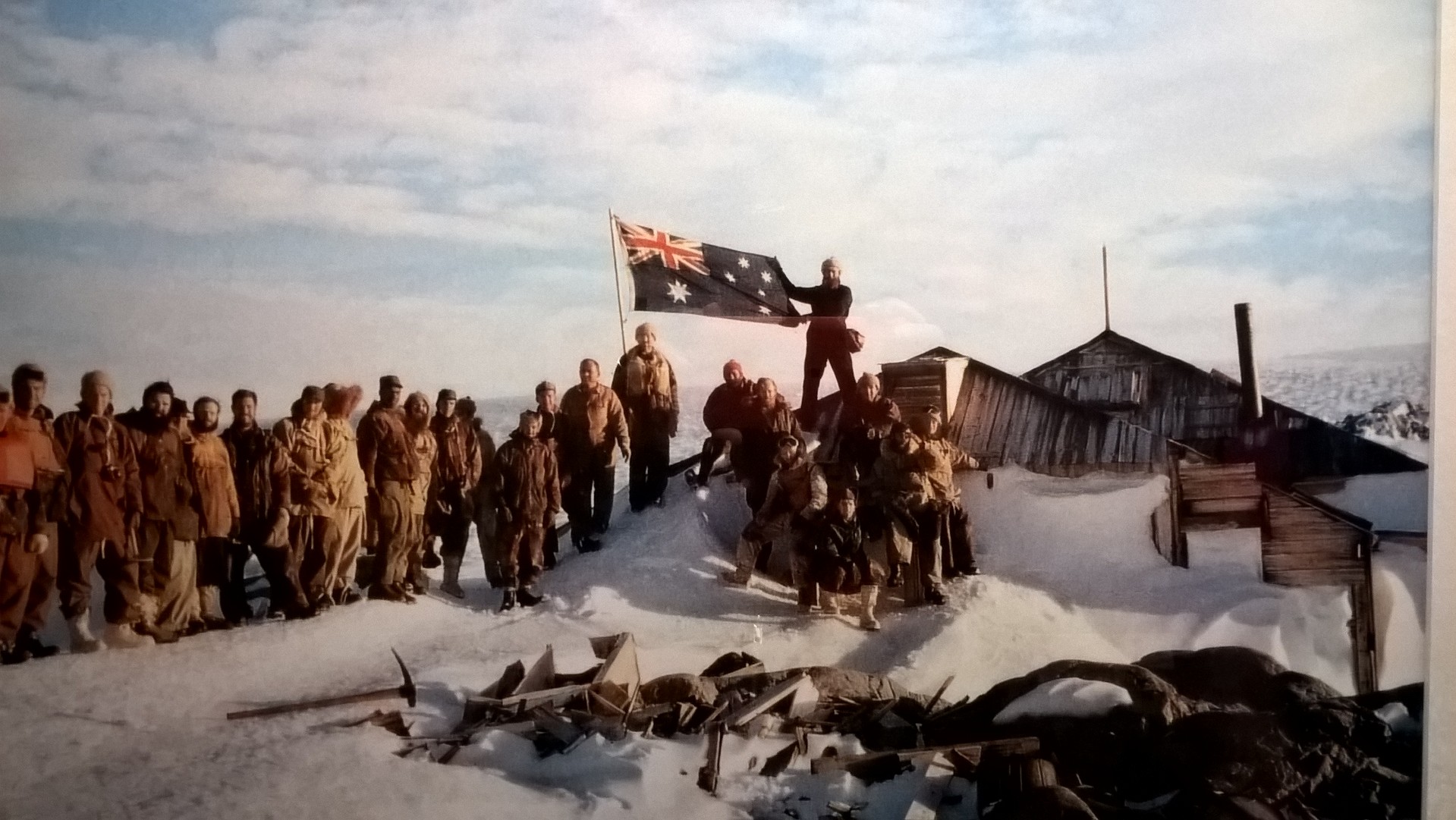 Esploratori australiani in Antartide espongono la bandiera australiana