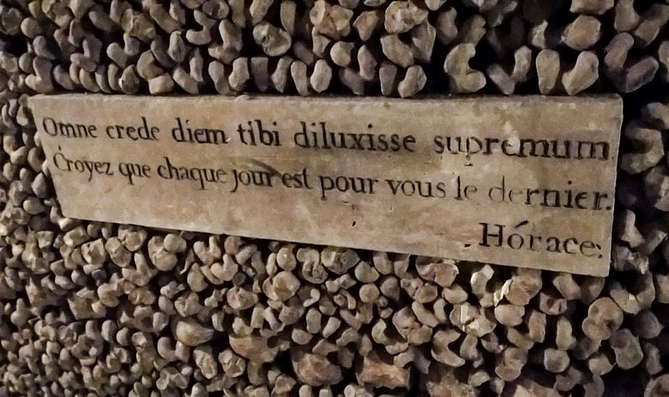 Omne crede diem tibi diluxisse supremum - Orazio - Croyez que chaque jour est pour vous le dernier - Horace - targa citazione nelle catacombe di Parigi con ossa