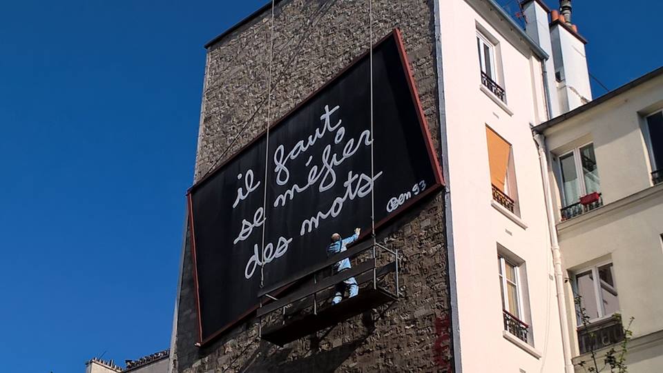 Il faut se méfier des mots grande scritta su un muro a Parigi