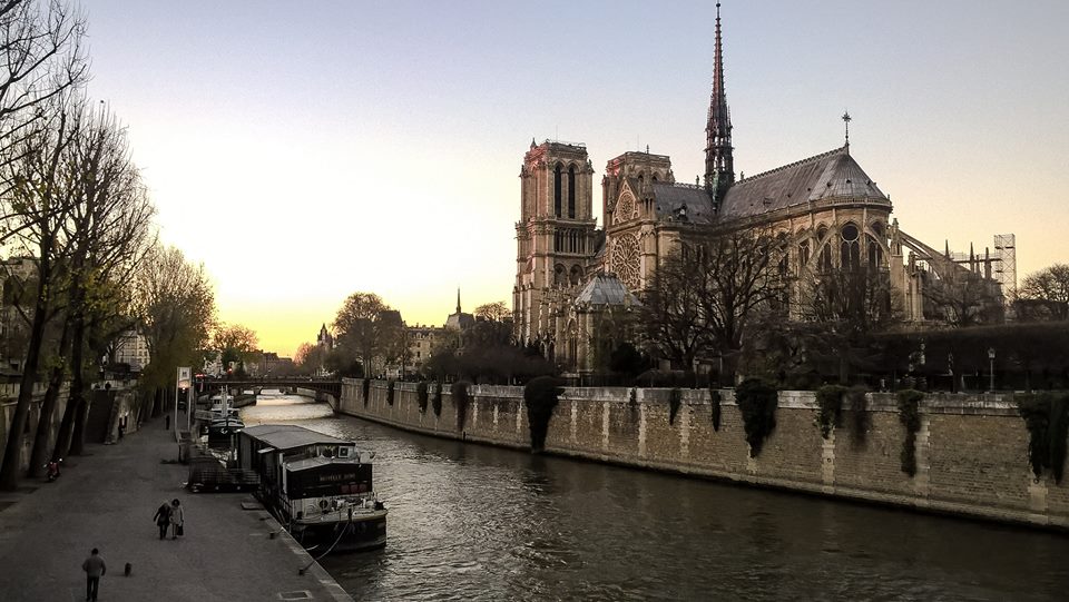 Parigi, cattedrale di Notre-Dame sulla Senna con chiatta