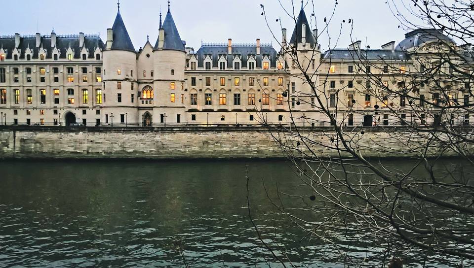 Parigi, Conciergerie vista dalla Senna