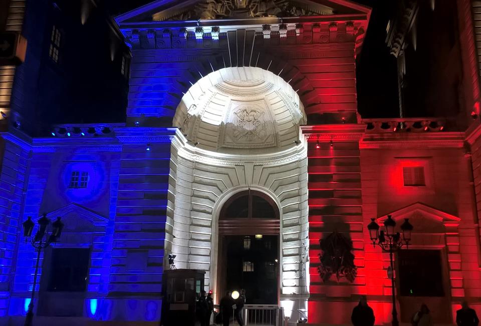 Parigi, facciata di palazzo con luce blu, bianca, e rossa