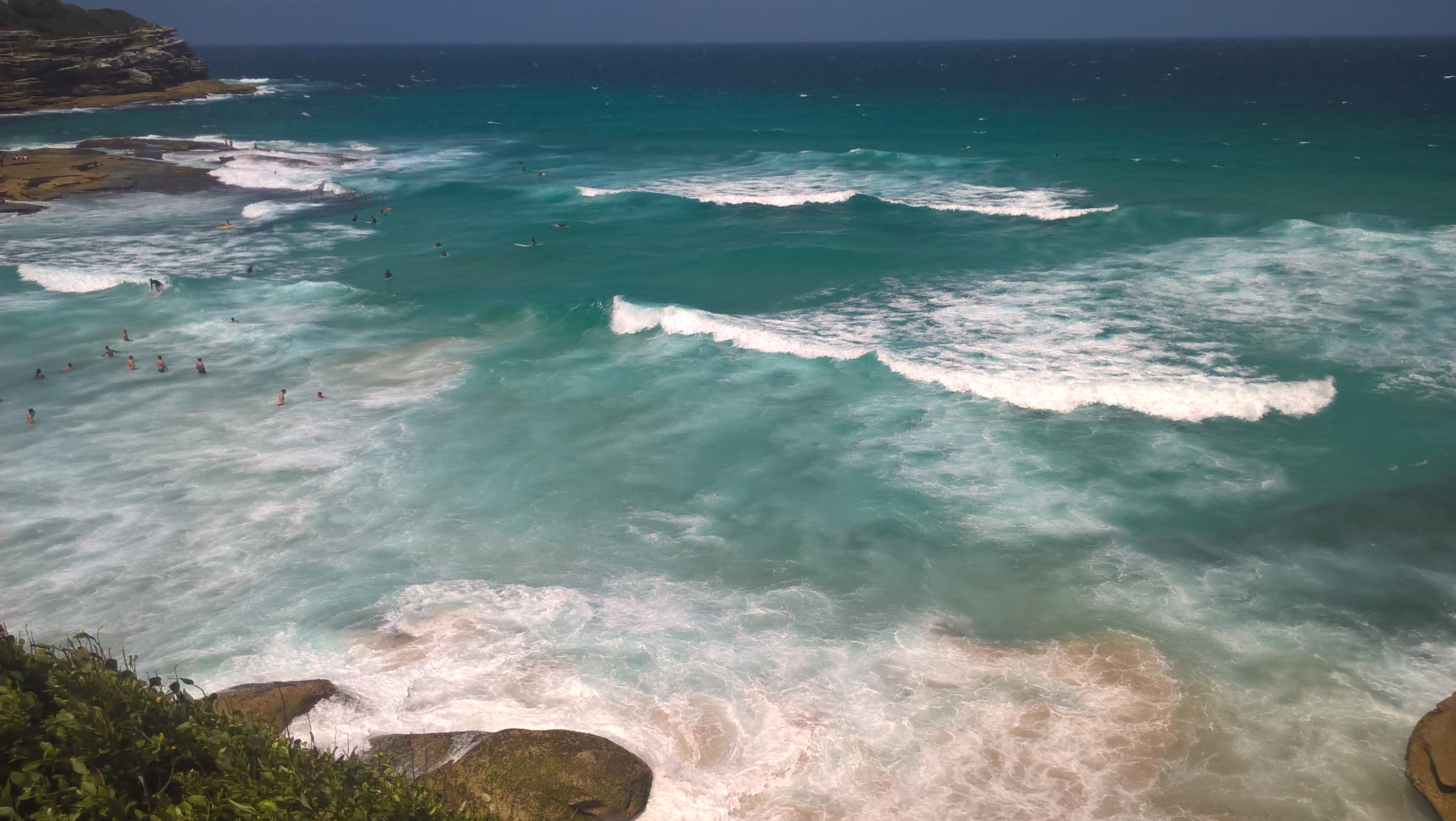 Sydney spiaggia rocciosa ricoperta dalle onde