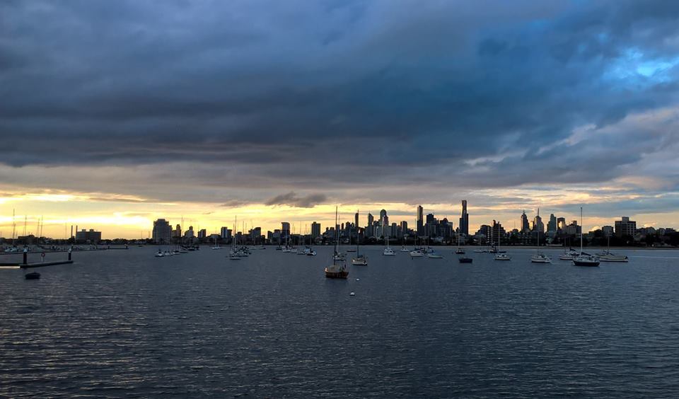 Vivere a Melbourne: il mare con barche e skyline sullo sfondo