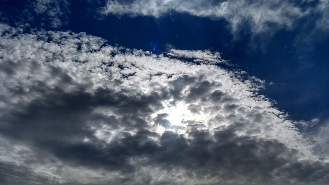 Cielo e nuvole che coprono il sole