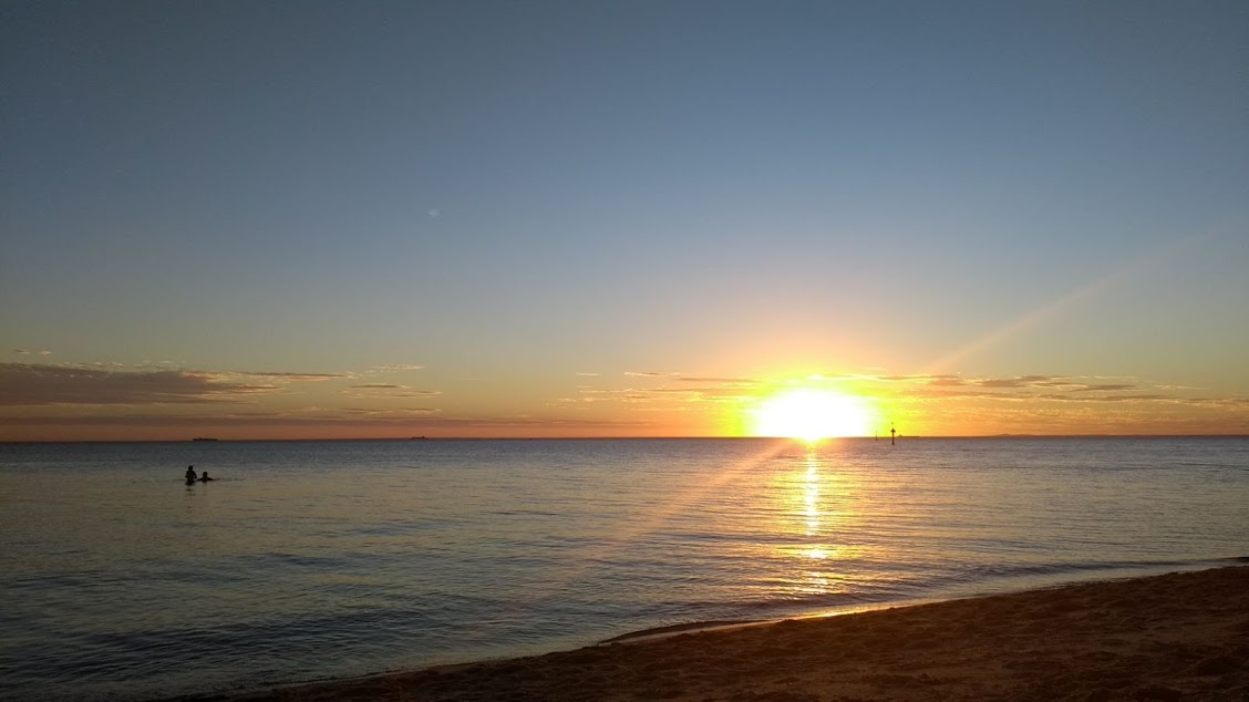 Sole australiano al tramonto sul mare