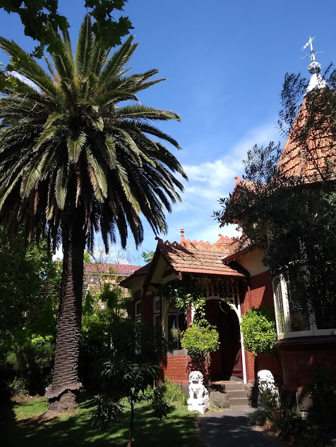 Vivere a Melbourne: esterno di una villa elegante con palma