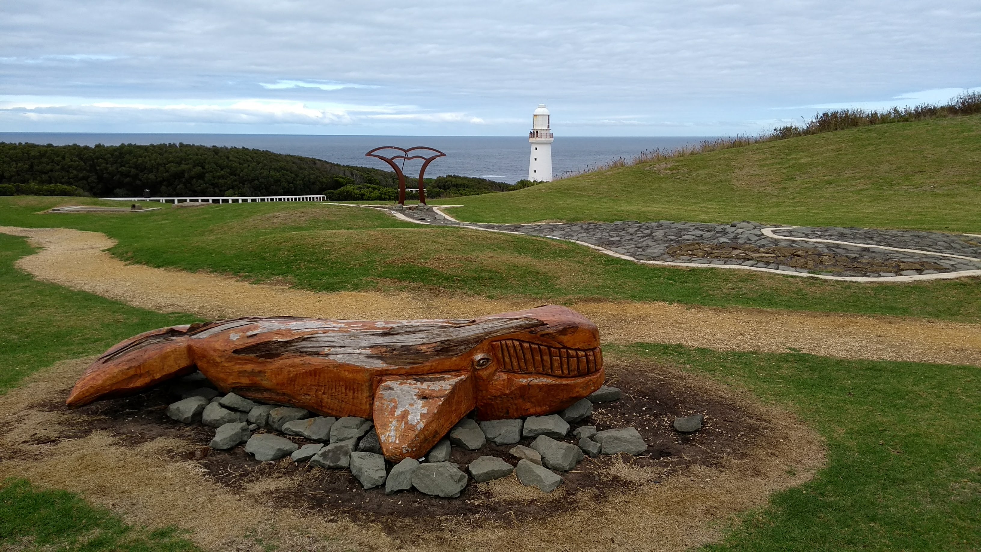 Cape Otway panorama e faro con balena in legno in primo piano