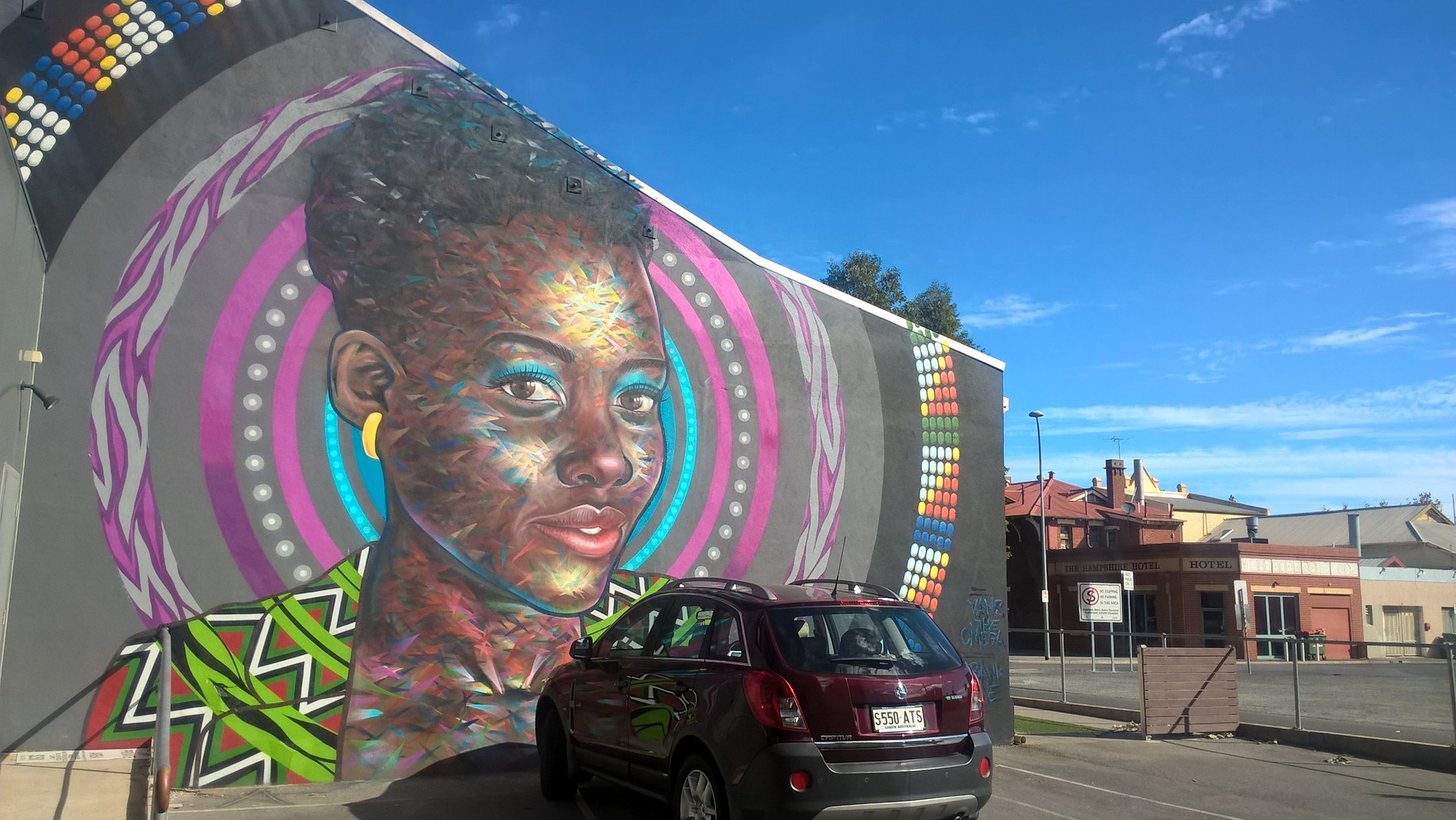 Street art di Adelaide con automobile