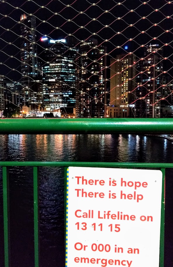 Brisbane, cartello anti-suicidi sul ponte