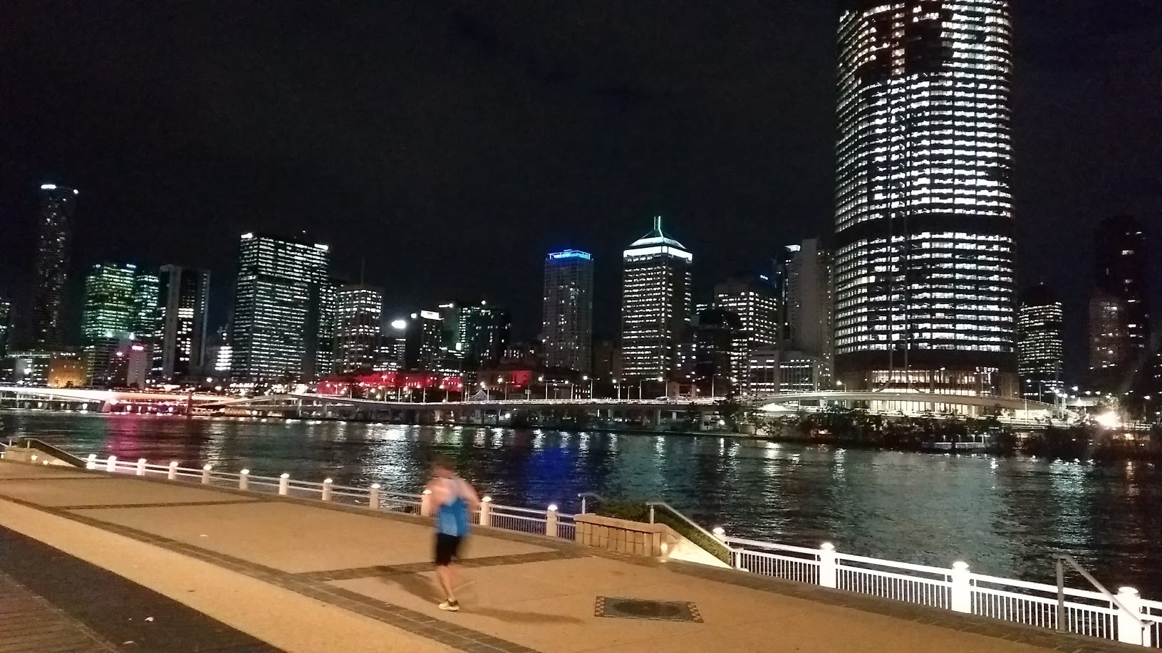 Brisbane gente che corre sul lungofiume di notte