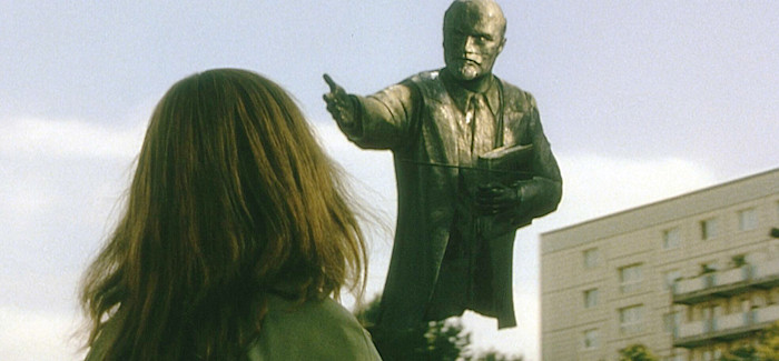 Scena da "Goodbye, Lenin!": statua di Lenin che interpella la protagonista
