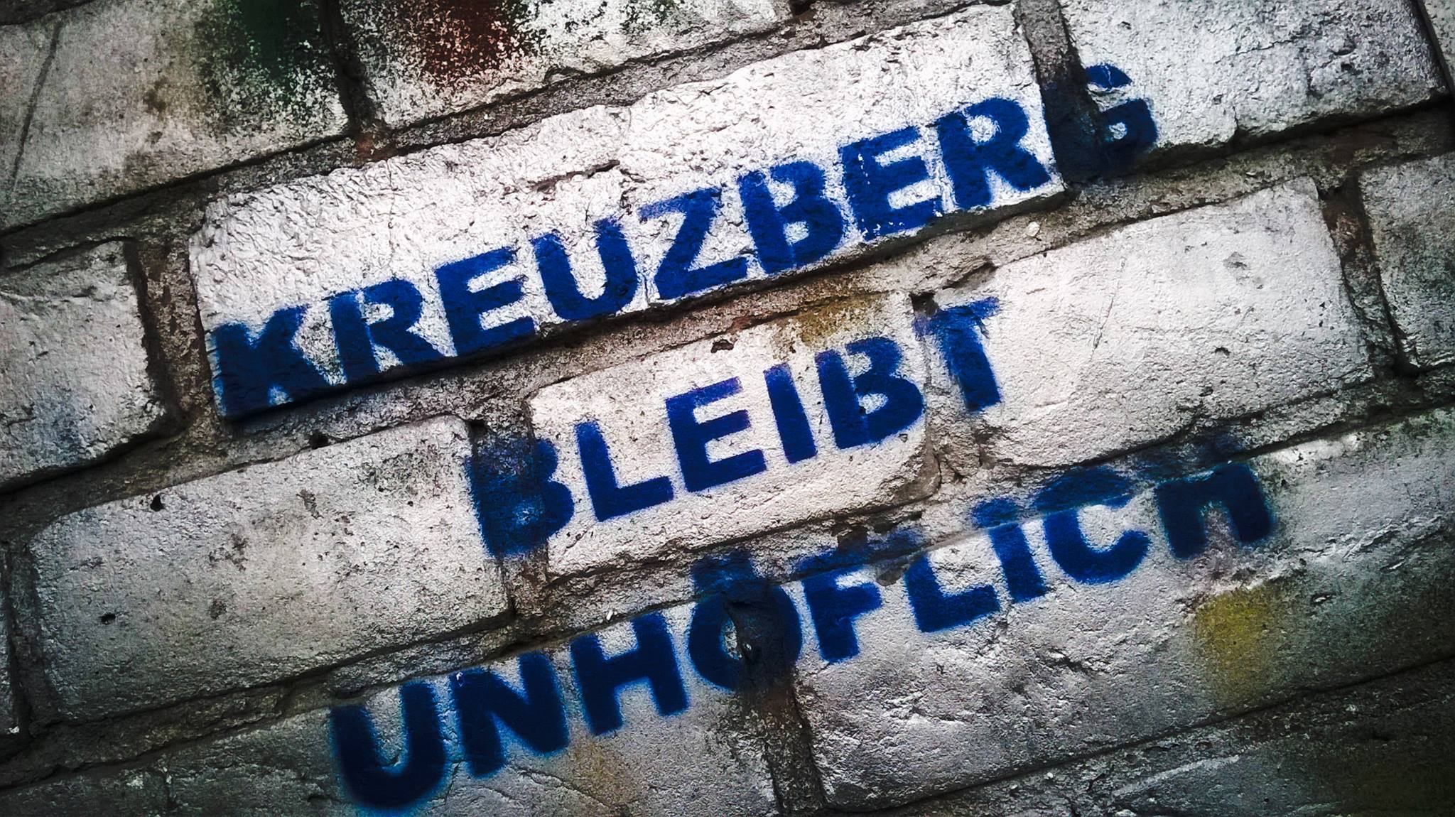 Scritta su un muro di Kreutzberg a Berlino: Kreutzberg Bleibt unhöflich"