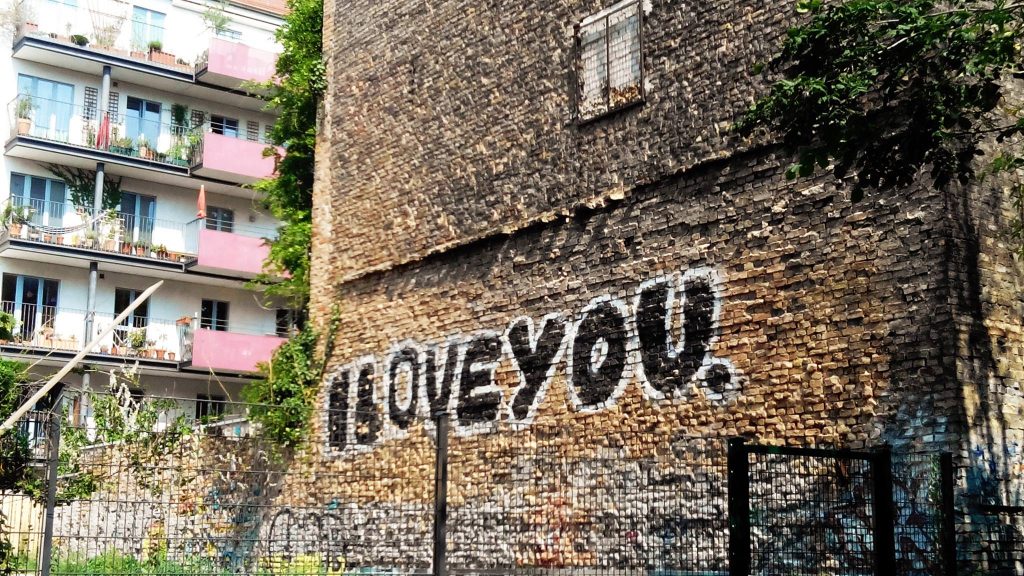 Scritta "I love you" su un palazzo di Berlino