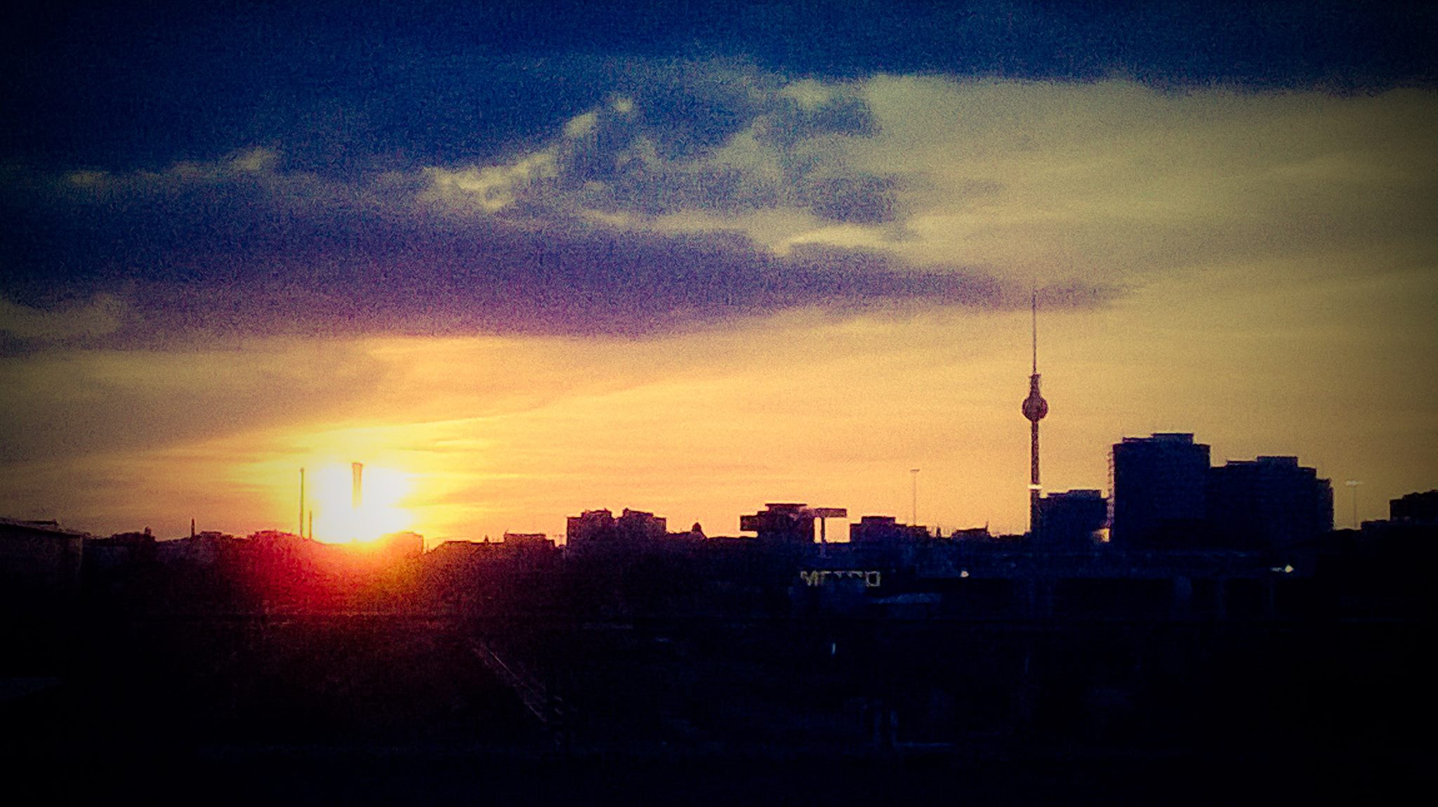 Vivere Berlino: panorama al tramonto con torre della TV