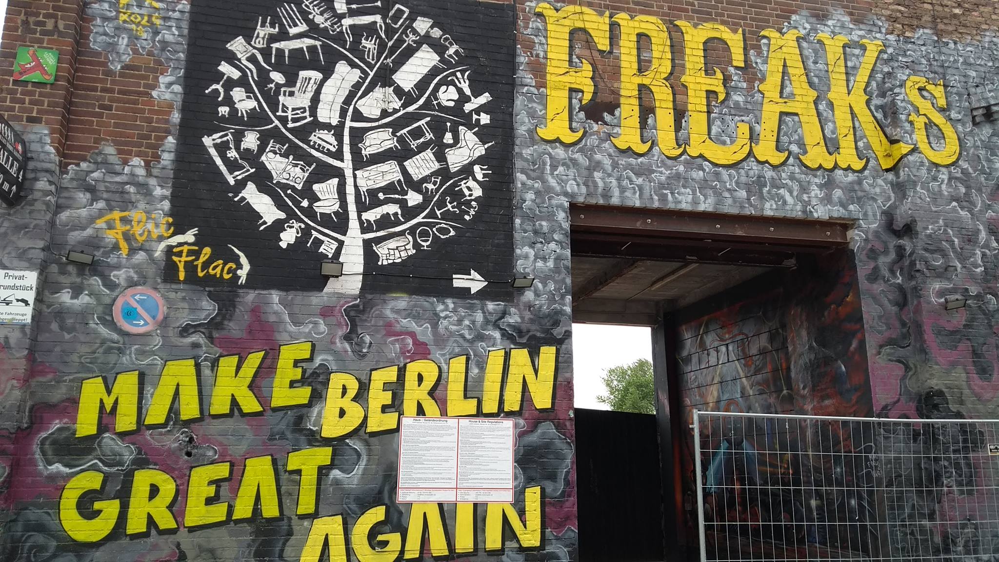 Facciata colorata di un locale a Berlino