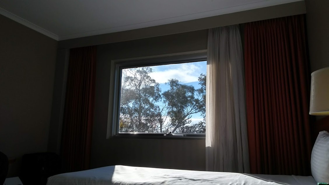 Stanza di hotel a Canberra, vista fuori dalla finestra dall'interno in penombra