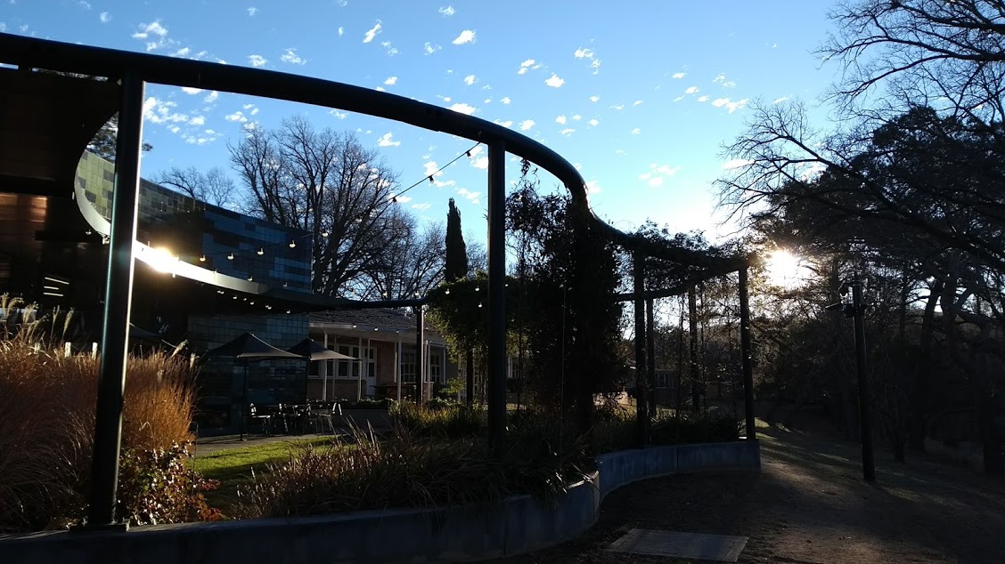 Canberra giardino del museo con cielo azzurro