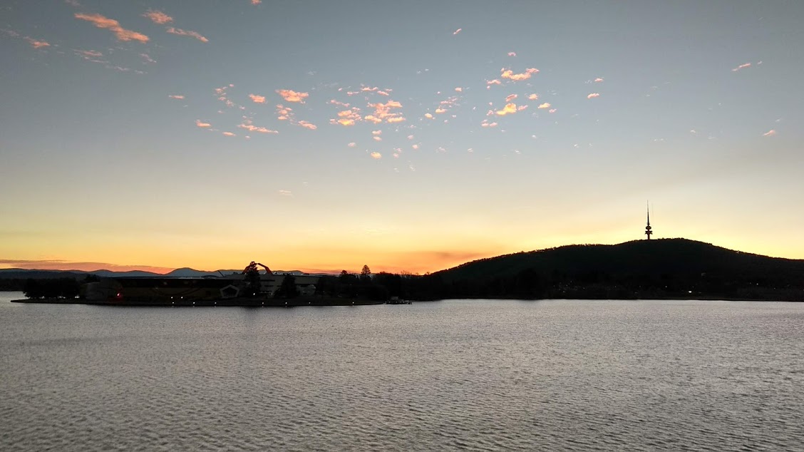 Canberra lago artificiale e collina con torre delle telecomunicazioni al tramonto