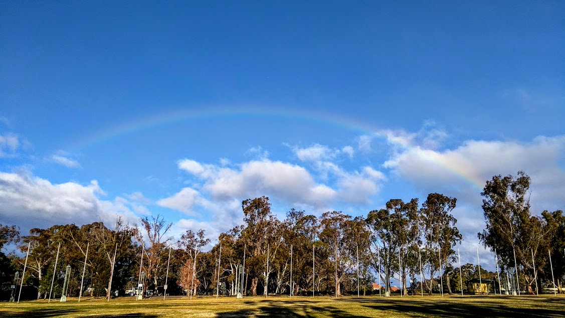 Capitale d'Australia: Canberra, arcobaleno e alberi di eucalipto