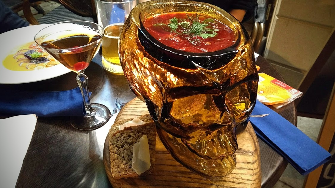 cibo ucraino - zuppa servita in un teschio di vetro