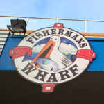 insegna ristorante-fisherman's-wharf-con-pellicano-che-mangia-pesce