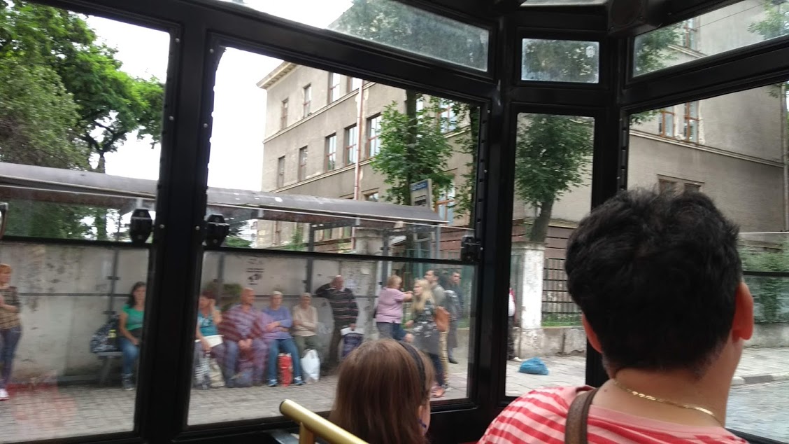 leopoli ucraina: gente alla fermata dell'autobus