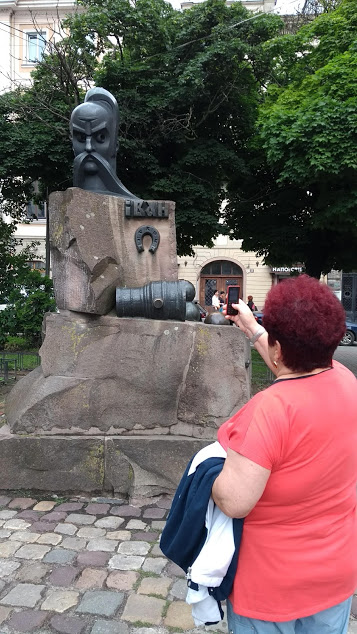 Leopoli Ucraina cosa vedere in 2 giorni: signora che fa la foto a una statua