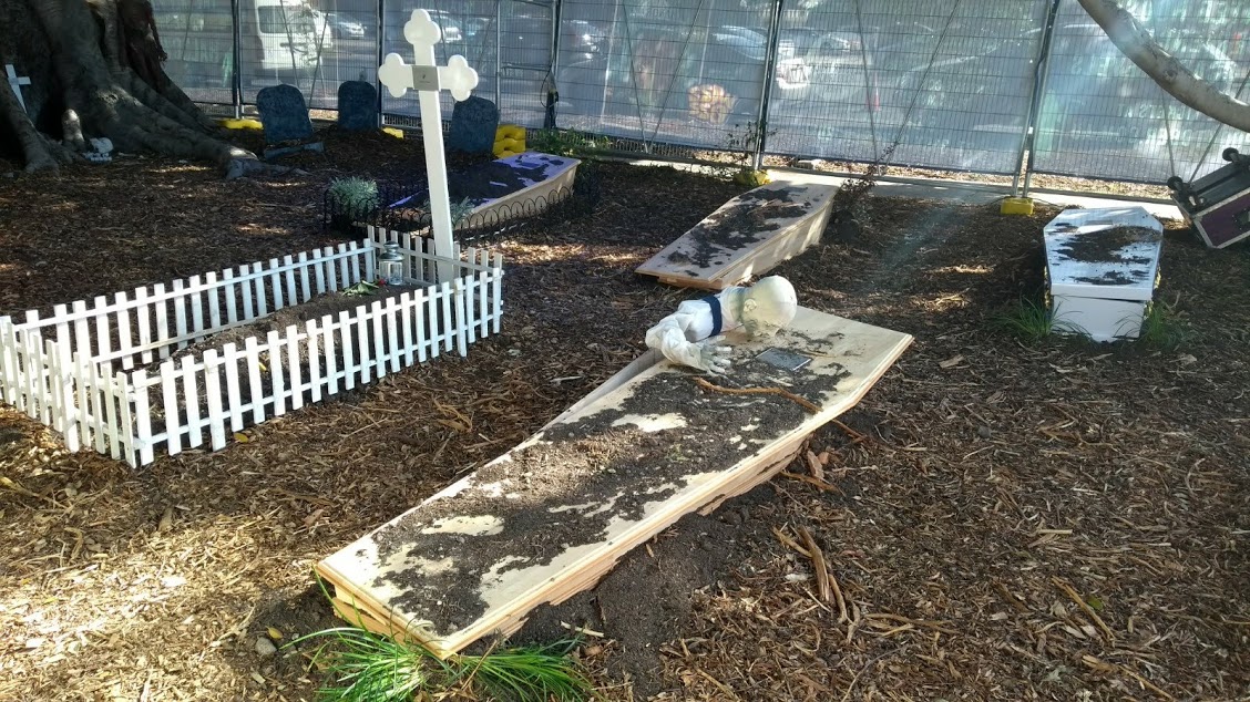 Halloween in Australia: un finto cimitero