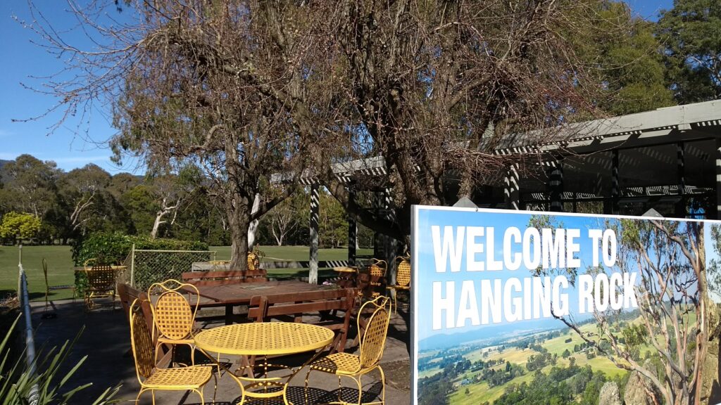 cartello welcome to hanging rock