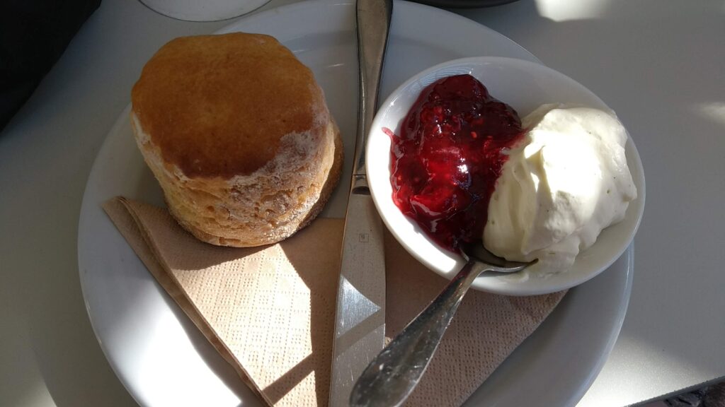 scone con marmellata di fragola e clotted cream