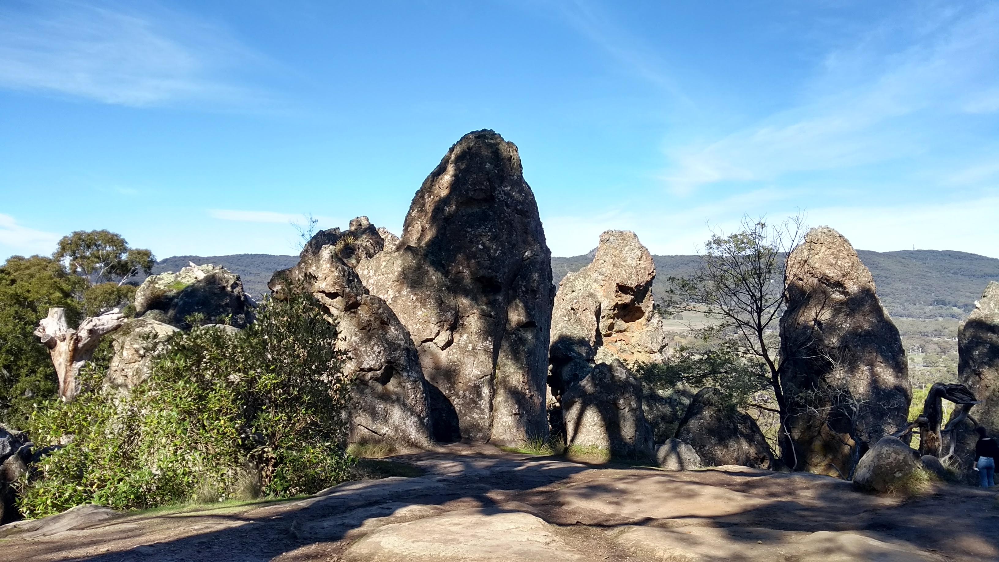 Hanging Rock: storia vera o leggenda? La montagna sembra interrogarsi.