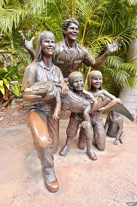 Statua della famiglia Irwin con un coccodrillo in braccio 