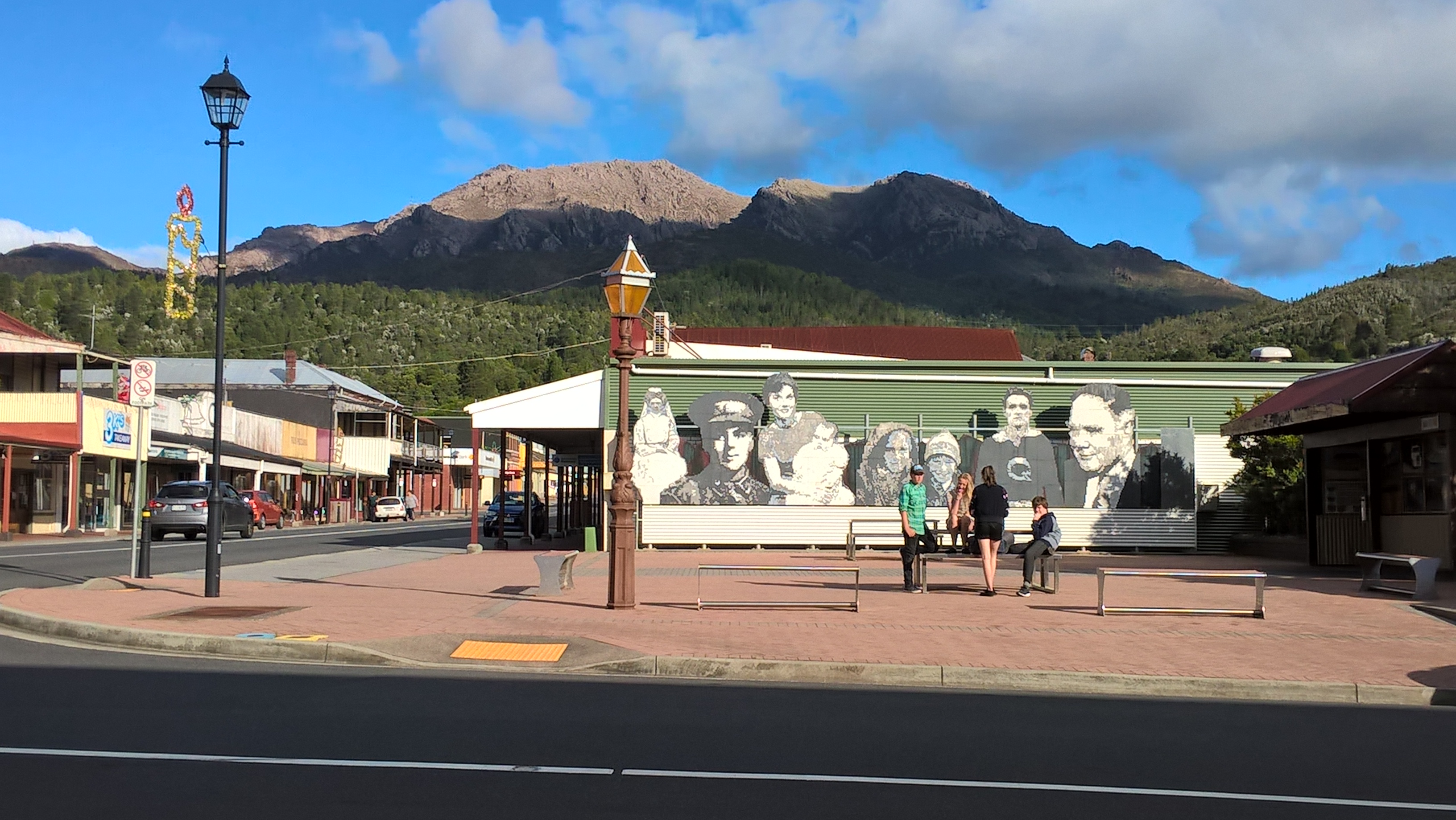 Queenstown, Tasmania: Orr Street con street art