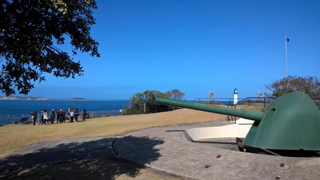 cannone sul mare con gruppo visitatori