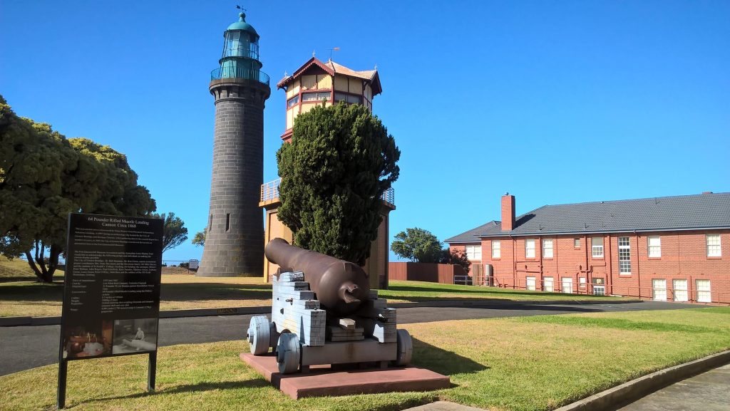 faro cannone ed edificio ottocentesco