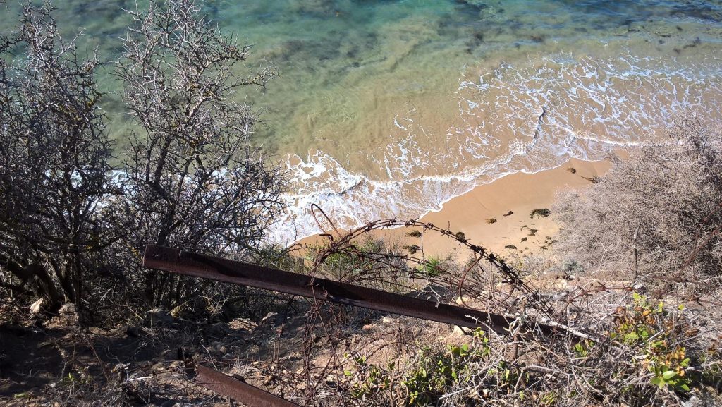 mare dall'alto con filo spinato