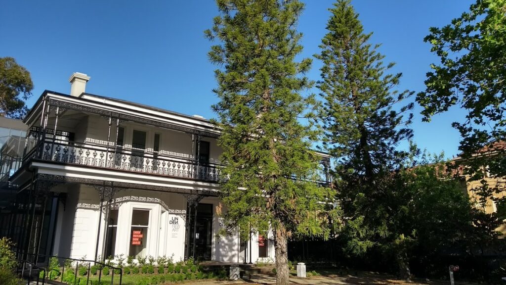 casa australiana a due piani con alberi